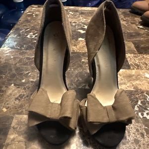 Wild diva suede bow heels